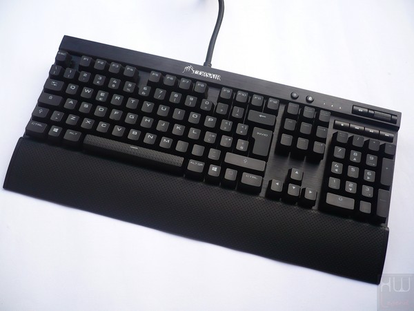 043-corsair-k70-rapidfire-foto-tastiera-poggia-polsi-installato