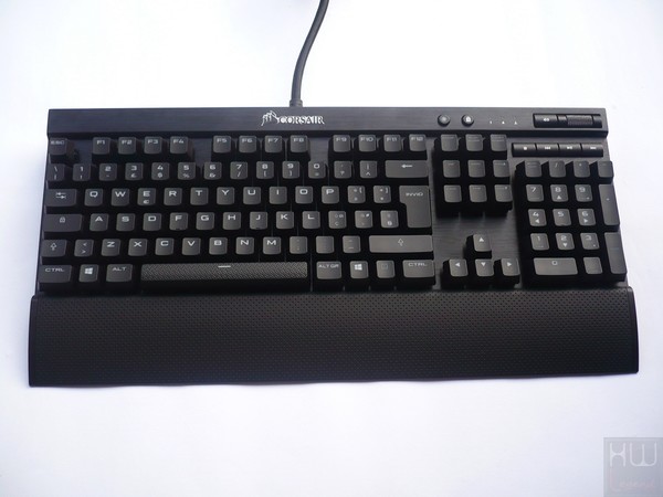 044-corsair-k70-rapidfire-foto-tastiera-poggia-polsi-installato