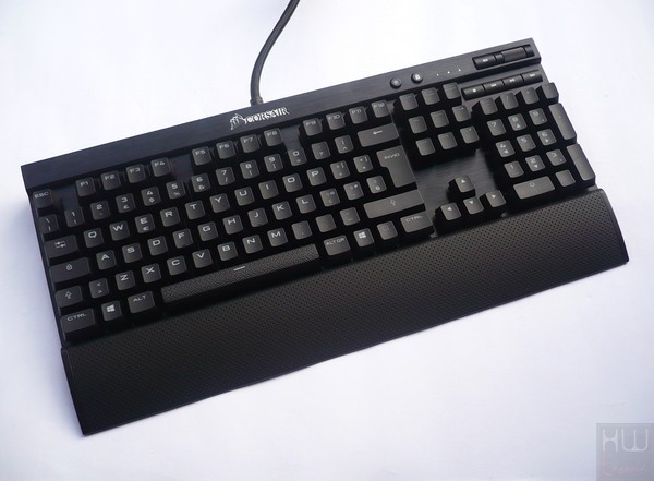 045-corsair-k70-rapidfire-foto-tastiera-poggia-polsi-installato