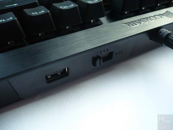 051-corsair-k70-rapidfire-foto-tastiera-particolare-porta-usb-selettore-polling-rate