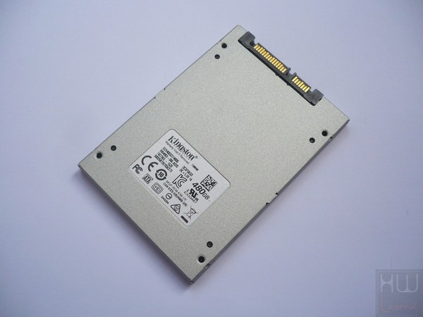 023-kingston-uv400-ssd-foto-varie-retro