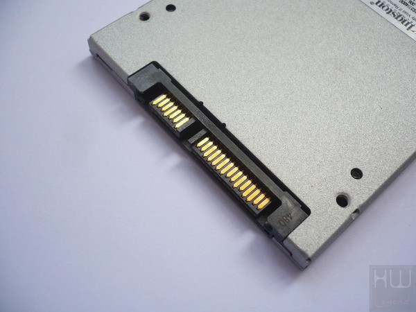 025-kingston-uv400-ssd-foto-varie-retro
