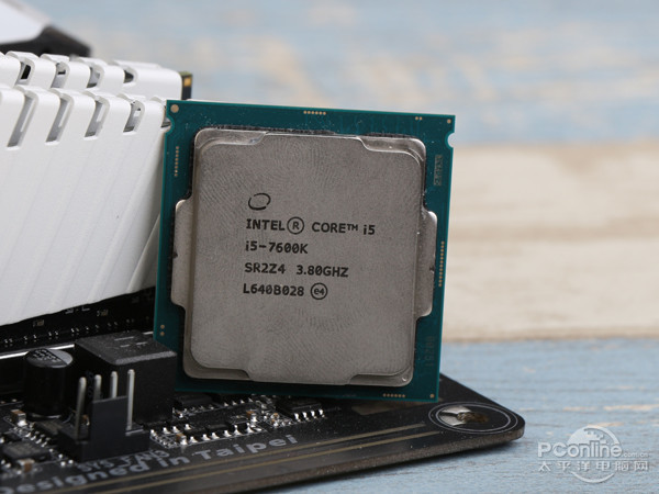 Intel_Core_i5-7600K_-_1