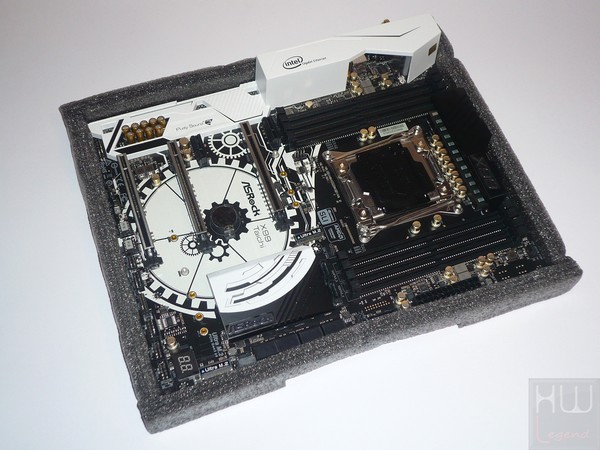 019-asrock-x99-taichi-foto-confezione-particolare-protezione-scheda