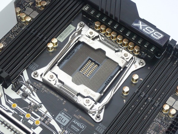 031-asrock-x99-taichi-foto-scheda-zona-socket-meccanismo-ritenzione