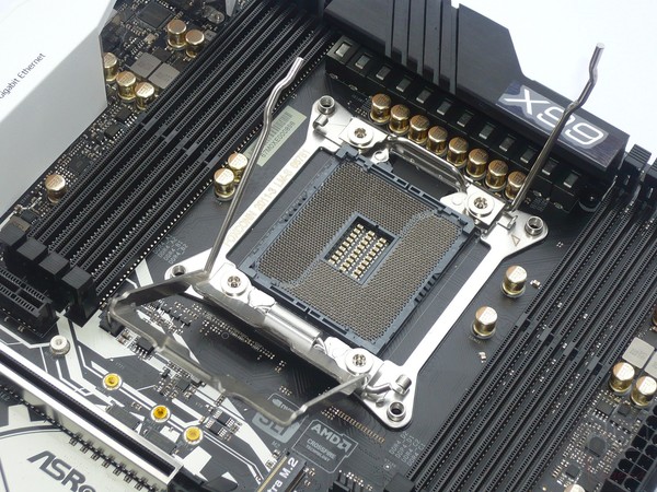 032-asrock-x99-taichi-foto-scheda-zona-socket-meccanismo-ritenzione