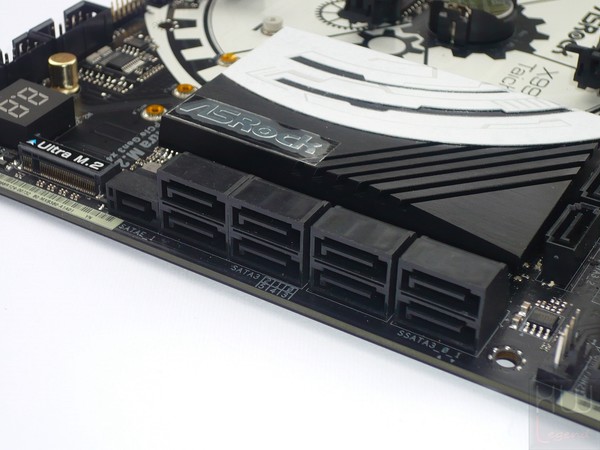 040-asrock-x99-taichi-foto-scheda-porte-sata-sataexpress