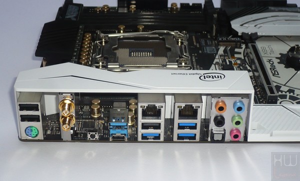 053-asrock-x99-taichi-foto-scheda-pannello-posteriore-IO