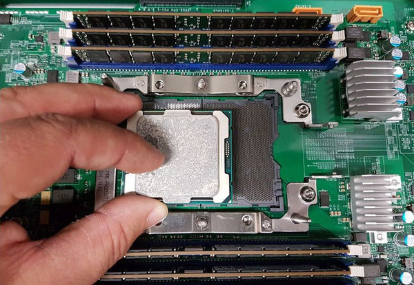 Intel_Skylake-EP_Xeon_da_32_core