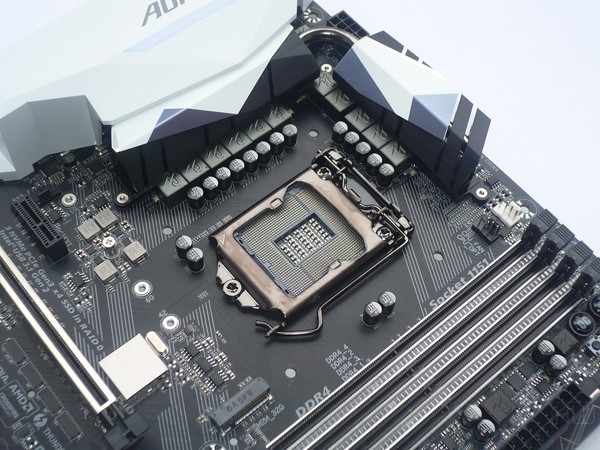 030-gigabyte-z270x-gaming7-foto-scheda-zona-socket