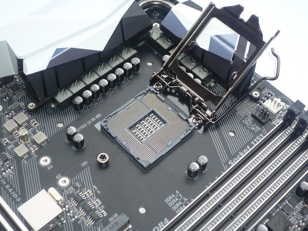 031-gigabyte-z270x-gaming7-foto-scheda-zona-socket
