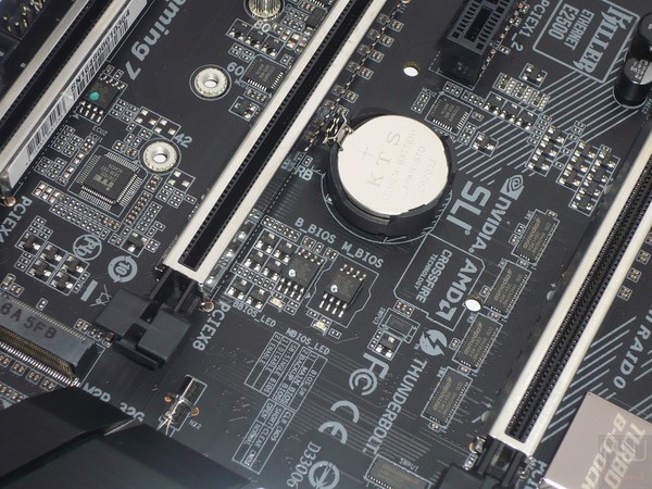 048-gigabyte-z270x-gaming7-foto-scheda-particolare-doppia-eeprom-bios