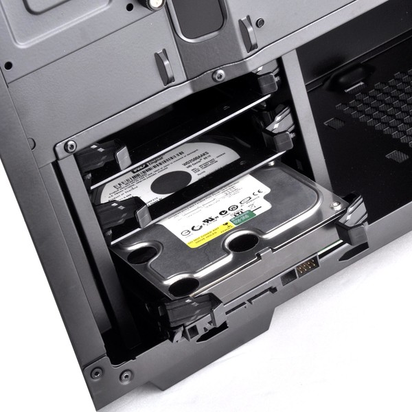 025-silverstone-redline-foto-case-dettaglio-spazi-interni-vano-hdd