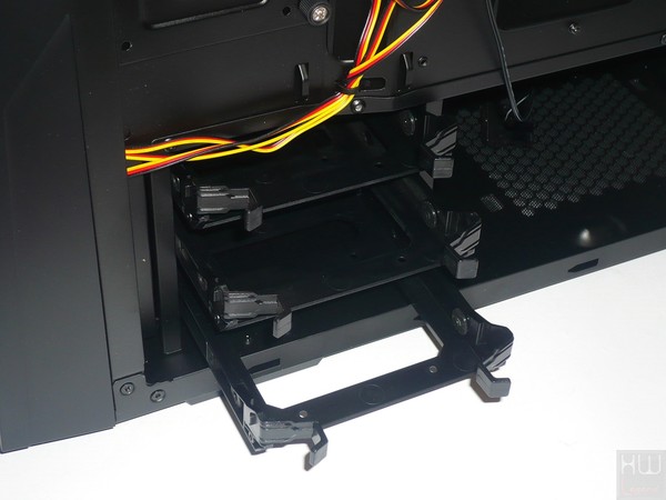 056-silverstone-redline-foto-case-interno-particolare-slitte-hdd-ssd-3.5-2