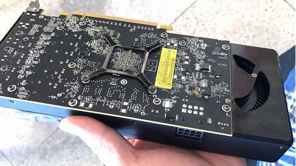 AMD_Radeon_RX_580_e_RX_570_-_3