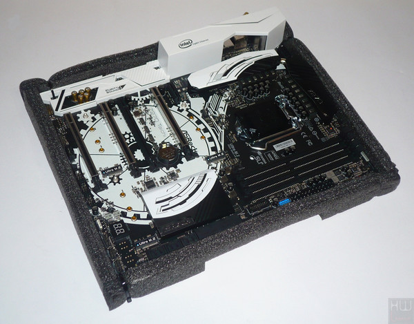 022-asrock-z270-taichi-foto-confezione-interno-particolare-protezione-scheda