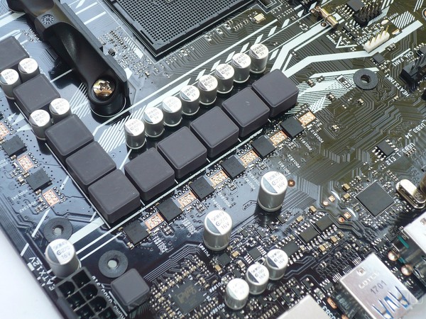 033-asus-x370-pro-prime-foto-scheda-zona-socket-particolare-circuiteria
