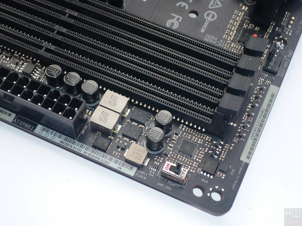 042-asrock-z270-taichi-foto-scheda-slot-ddr4-particolare-circuiteria-moduli-e-switch-xmp