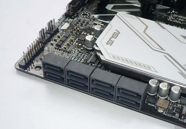 043-asus-x370-pro-prime-foto-scheda-porte-sata