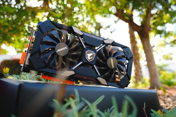 Gigabyte_Aorus_RX_580_XTR_-_1