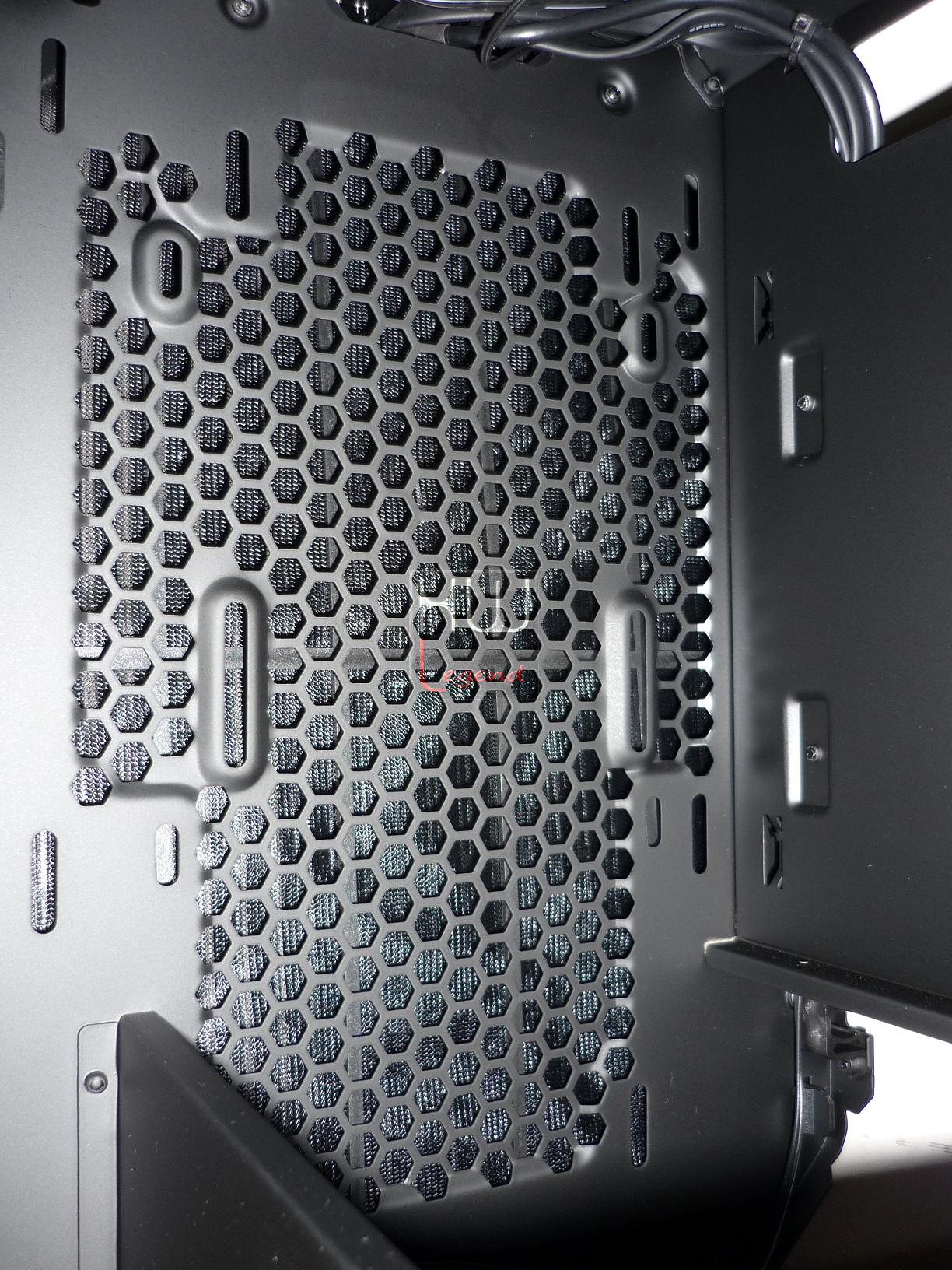 Antec_Cube__Designed_by_Razer_-_Uno_sguardo_allinterno_-_10a
