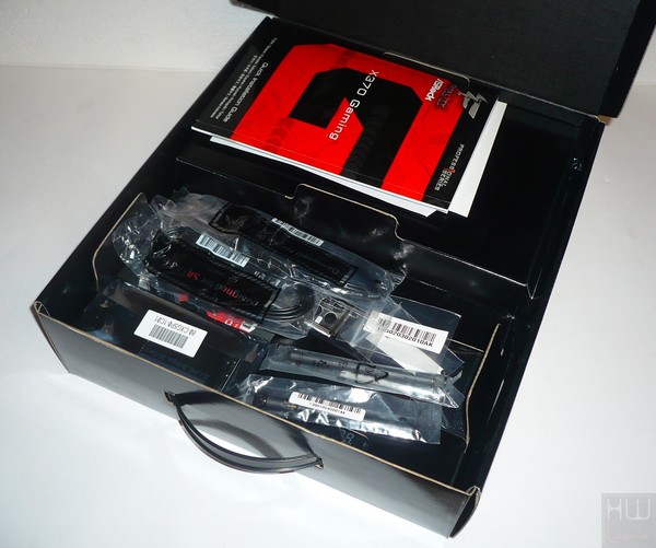 021-asrock-x370-fatal1ty-prof-gaming-foto-confezione-interno