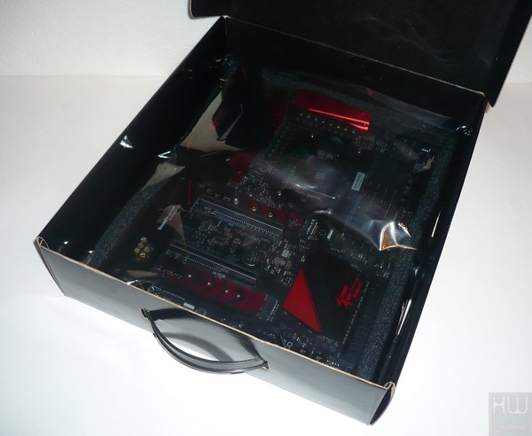 022-asrock-x370-fatal1ty-prof-gaming-foto-confezione-interno