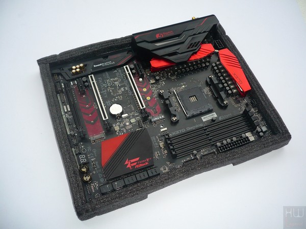 023-asrock-x370-fatal1ty-prof-gaming-foto-confezione-interno-part-protezione-scheda