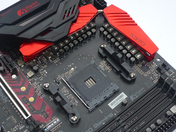 032-asrock-x370-fatal1ty-prof-gaming-foto-scheda-zona-socket