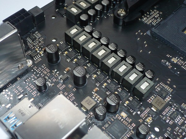 034-asrock-x370-fatal1ty-prof-gaming-foto-scheda-zona-socket-circtuiteria