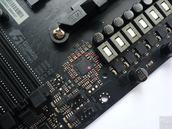036-asrock-x370-fatal1ty-prof-gaming-foto-scheda-zona-socket-circuiteria-controller