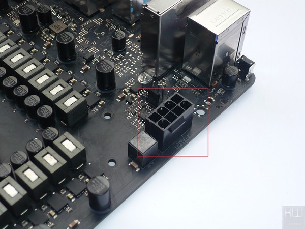 037-A-asrock-x370-fatal1ty-prof-gaming-foto-scheda-circuiteria-conn-eps-8pin