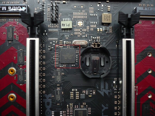 037-B-asrock-x370-fatal1ty-prof-gaming-foto-scheda-particolare-generatore-clock