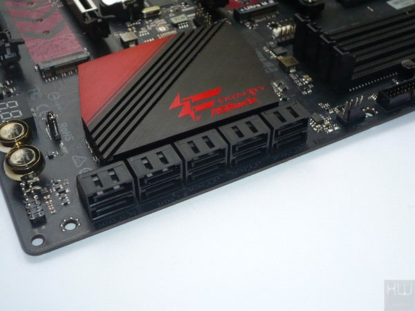 043-asrock-x370-fatal1ty-prof-gaming-foto-scheda-porte-sata