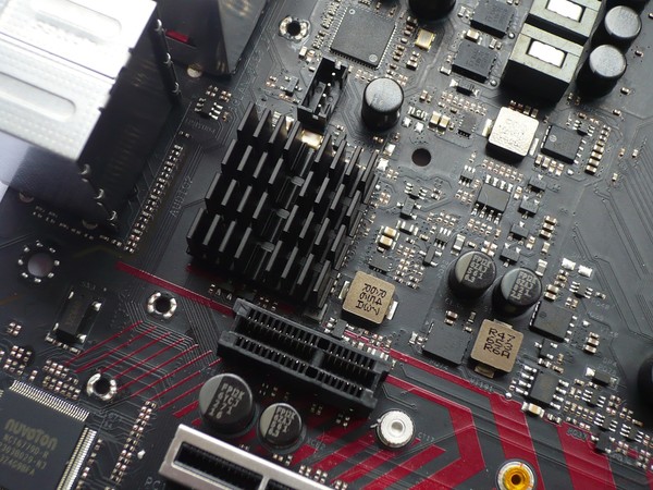 051-asrock-x370-fatal1ty-prof-gaming-foto-scheda-chip-rete-aquantia-aqc108-dissy