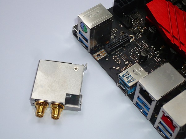 053-asrock-x370-fatal1ty-prof-gaming-foto-scheda-particolare-modulo-wifi-bt