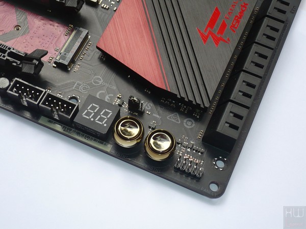 055-asrock-x370-fatal1ty-prof-gaming-foto-scheda-particolare-debug-display-pulsanti-onboard