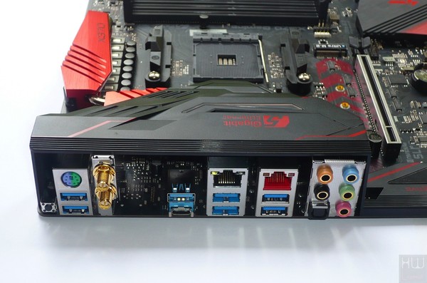 057-asrock-x370-fatal1ty-prof-gaming-foto-scheda-pannello-posteriore-IO