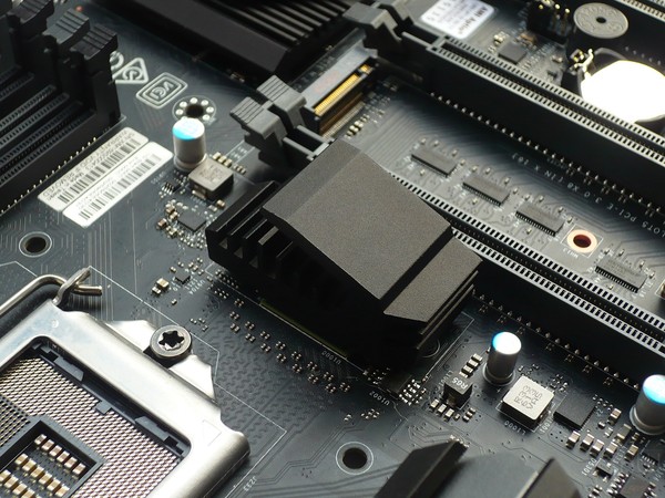 045-supermicro-c7z270-pg-foto-scheda-particolare-dissipatore-PLX