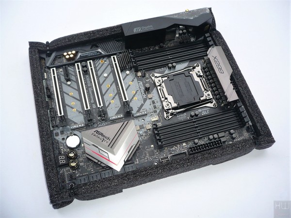 020-asrock-x299-pro-gaming-i9-confezione-interno-protezione-scheda