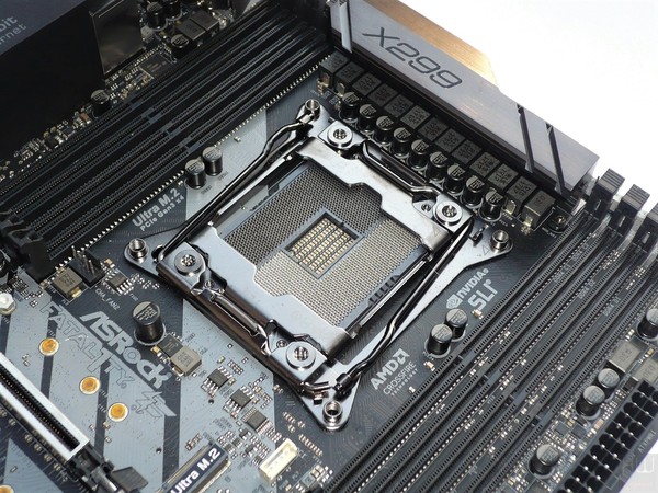 032-asrock-x299-pro-gaming-i9-foto-scheda-zona-socket-meccanismo-ritenzione