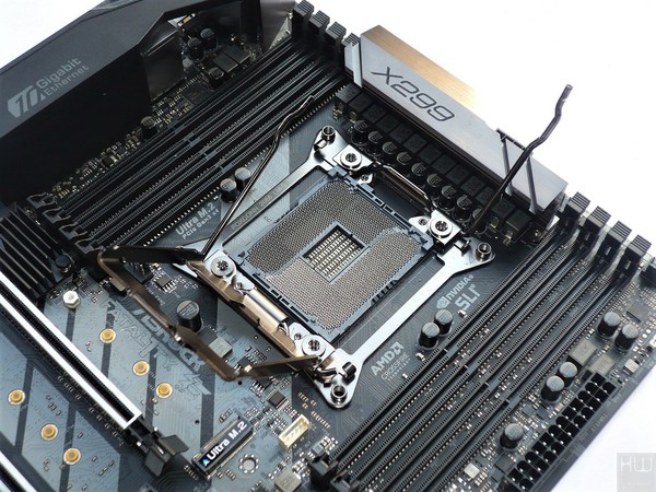 033-asrock-x299-pro-gaming-i9-foto-scheda-zona-socket-meccanismo-ritenzione-aperto