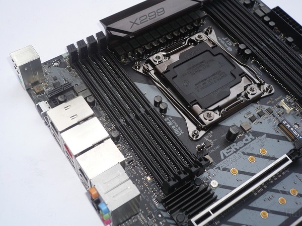 041-asrock-x299-pro-gaming-i9-foto-scheda-slot-ddr4-sinistra