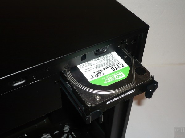 051-inwin-301-foto-case-interno-alloggiamenti-unit-3.5-pollici-esempio