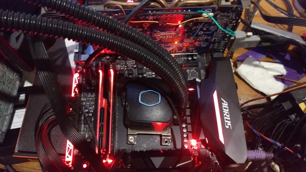 Frequenza_di_4079_MHz_con_le_RAM_DDR4_su_piattaforma_AMD_X370
