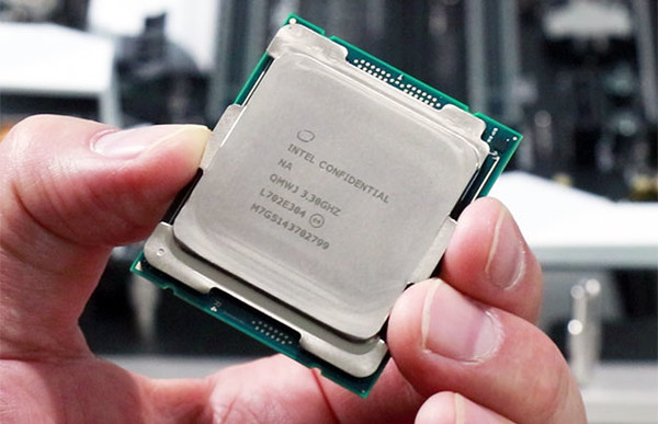 Intel_Core_i9-7980XE