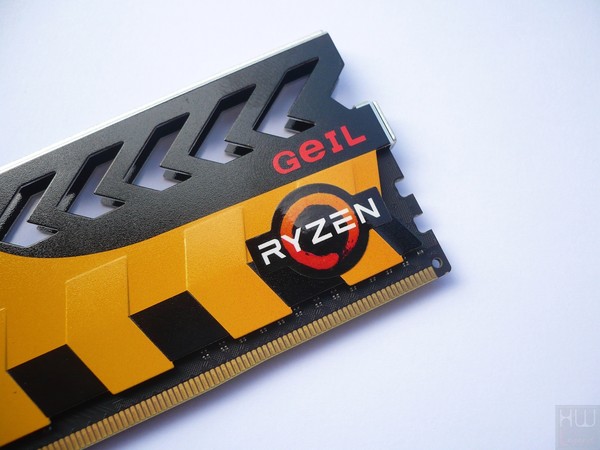 025-geil-evo-forza-ddr4-foto-moduli-varie-particolare-logo-ryzen-adesivo