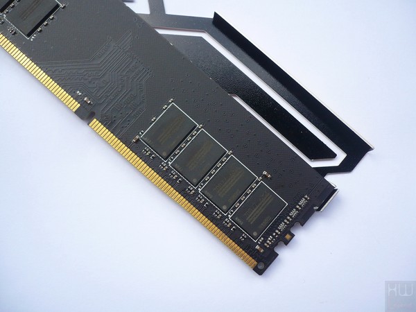 030-geil-evo-forza-ddr4-foto-moduli-smontati-ics-micron