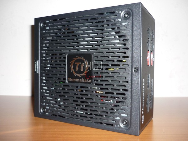 Thermaltake_Toughpower_Grand_RGB_650W_-_Uno_sguardo_da_vicino_-_6
