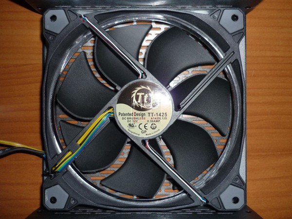 Thermaltake_Toughpower_Grand_RGB_650W_-_Ventola_in_dotazione_-_1